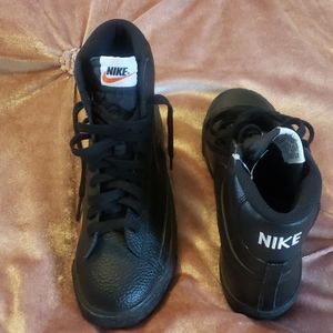 Men's size 6.5 black high top Nike sneaker